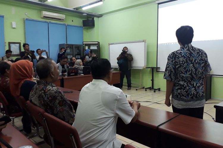 Gubernur Jatim, Khofifah Indar Parawansa menyaksikan pembukaan PPDB online SMA di ruang pusat IT PPDB di kampus ITS Surabaya, Kamis (20/6/2019) dini hari.