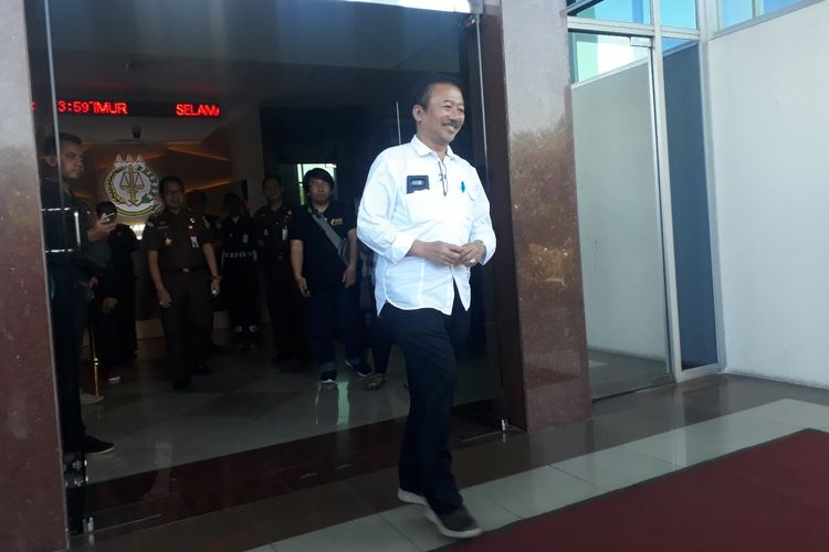 Mantan wali kota Surabaya, Bambang Dwi Hartono keluar dari gedung Kejati Jatim, Selasa (25/6/2019) siang
