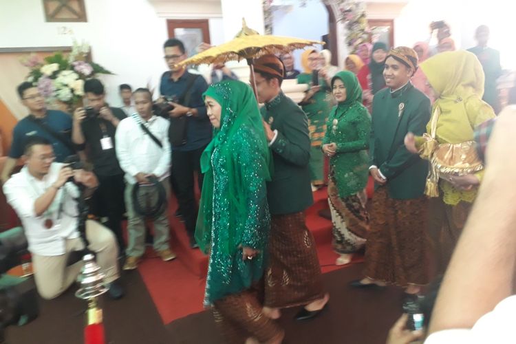 Gubernur Khofifah dalam salah satu prosesi pernikahan putrinya, Kamis (27/6/2019)