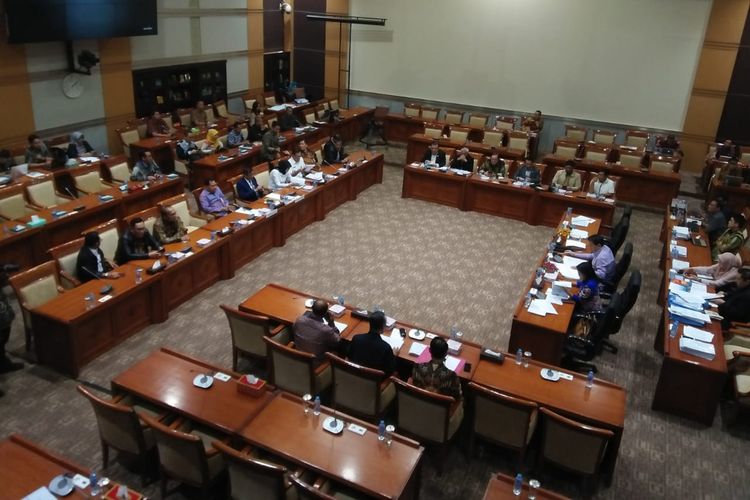 Komisi III DPR menggelar rapat dengan Menteri Hukum dan HAM Yasonna Laoly dan Kementerian Aparatur Negara dan Reformasi Birokrasi (PAN-RB) di Kompleks Parlemen, Senayan, Jakarta, Kamis (27/6/2019)