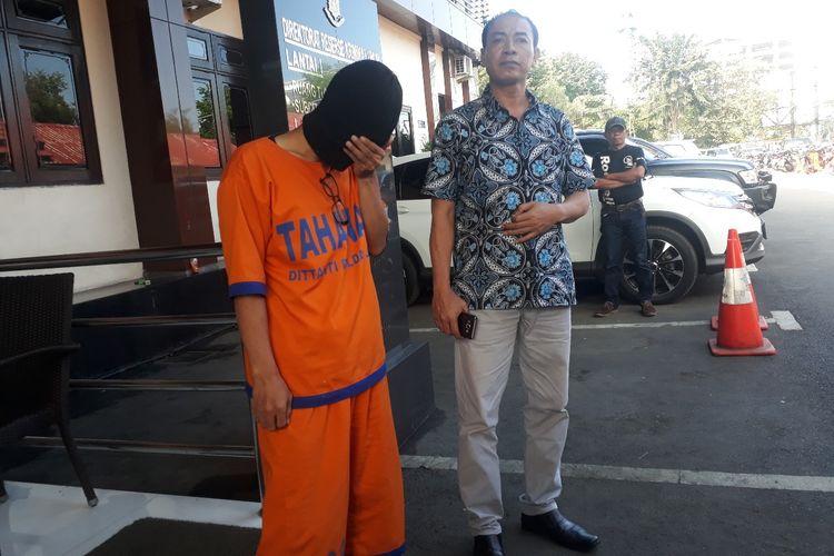 AS Kepala SMP Swasta di Surabaya ditahan di Mapolda Jawa Timur, Jumat (5/7/2019)