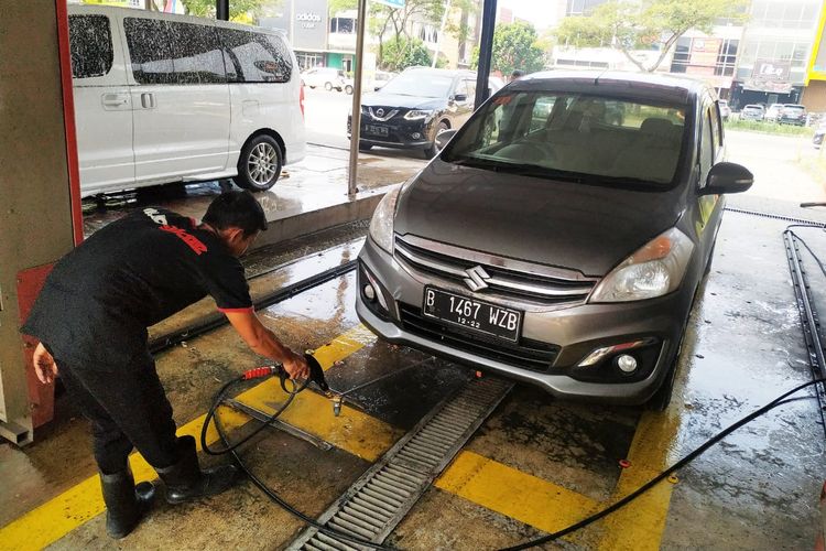 Cuci mobil tanpa sentuh.