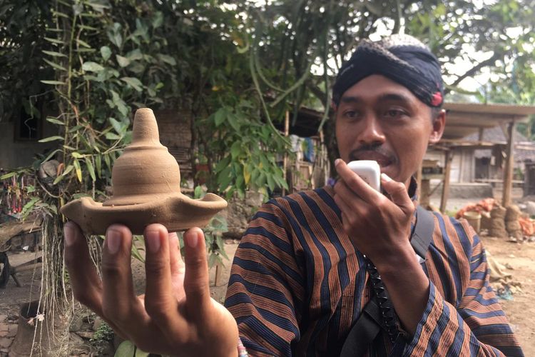 Asbak berbentuk stupa Borobudur, salah satu hasil kerajinan Desa Nglipoh, Magelang.