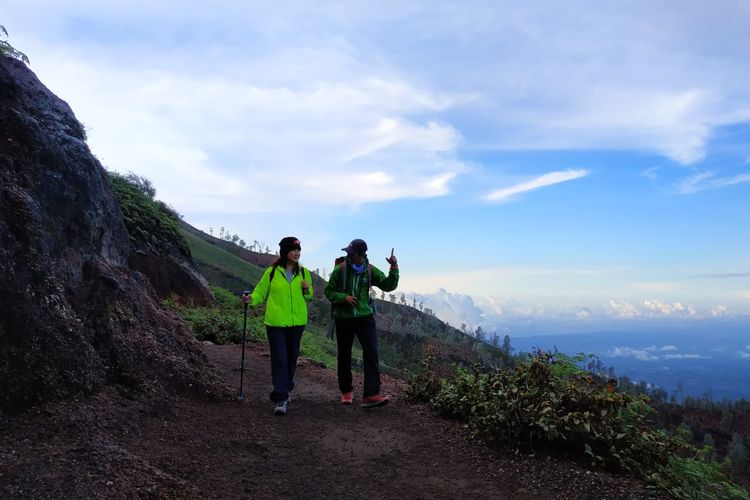 Salah satu pemandu gunung bersertifikasi Badan Nasional Sertifikasi Profesi (BNSP) sedang memandu turis mendaki Gunung Ijen di Banyuwangi.