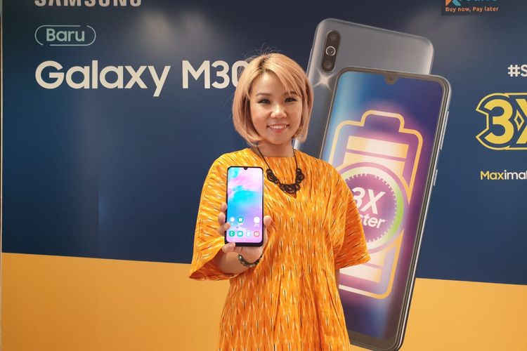 Selvia Gofar, Senior Product Marketing Manager Samsung Indonesia menggenggam Galaxy M30.