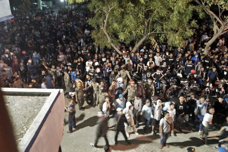 Suasana di luar Stadion Surajaya, Lamongan, seusai laga Persela Lamongan vs Borneo FC, Senin (29/7/2019).