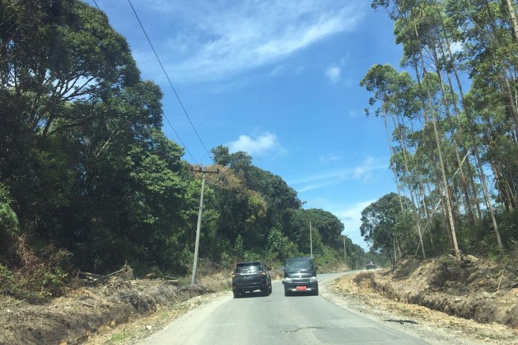 Kondisi jalan ring road Pulau Samosir pascakegiatan preservasi. Saat ini, mayoritas ruas jalan telah beraspal dan mengikuti standar ruas jalan nasional.