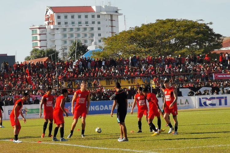 Para pemain PSM Makassar sedang melakukan pemanasan jelang laga leg kedua final Piala Indonesia 2018, PSM vs Persija, di Stadion Andi Mattalatta, Makassar, Selasa (6/8/2019).