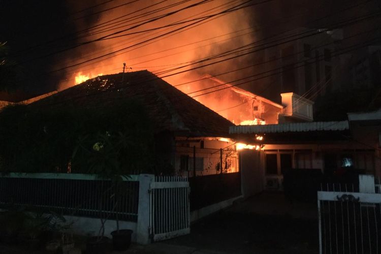 Kebakaran melalap sebuah rumah di Jalan Pejompongan VD 5, Jakarta, Selasa (6/8/2019) sekitar pukul 21.30 WIB
