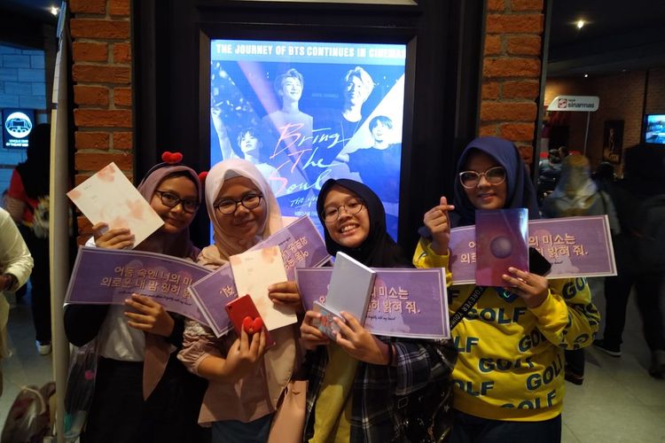 Para penggemar boyband kpop BTS, ARMY, yang datang menonton film BTS: Bring The Soul di Grand Indonesia, Jakarta Pusat, Rabu (7/8/2019).