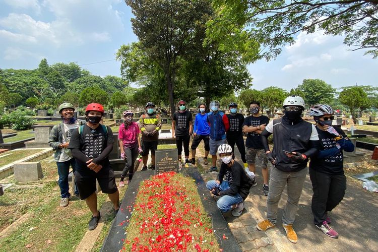 Perwakilan dari Kompas.com berziarah ke makam pendiri Kompas, P K Ojong, di Tanah Kusir, Sabtu (12/9/2020). Ziarah ini merupakan rangkaian kegiatan HUT Ke-25 Kompas.com