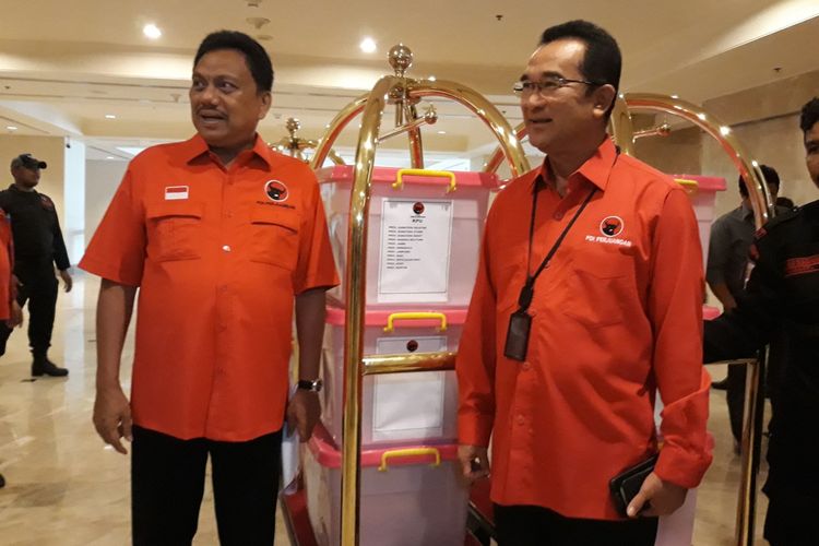 Bendahara Umum PDIP Olly Dondokambey dan Wakil Bendahara Umum PDIP Rudianto Tjen melaporkan dana kampanye di Hotel Borobudur, Rabu (1/5/2019).