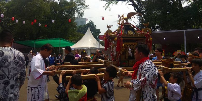 Arak-arakan mikoshi anak-anak di Jak-Japan Festival 2019