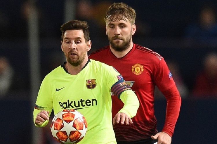 Lionel Messi dan Luke Shaw mencoba mengejar bola pada pertandingan Manchester United vs Barcelona dalam perempat final Liga Champions di Stadion Old Trafford, 10 April 2019.