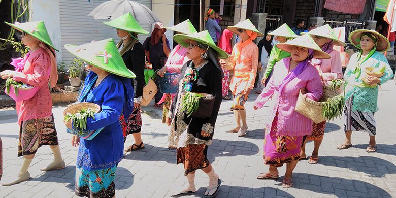 Ibu-ibu antusias berdandan model petani dalam karnaval Sedekah Bumi di Desa Sumari, Gresik, Jatim, Minggu (19/8/2018).