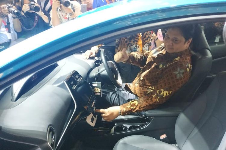 Menteri Perindustrian Airlangga Hartarto di kabin Toyota C-HR Hybrid