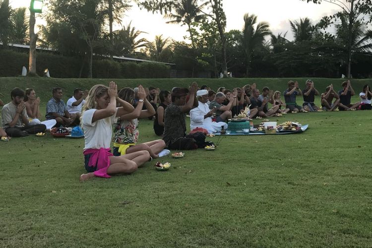 Para peselancar dunia dan panitia penyelenggara Keramas Bali Pro mengikuti prosesi adat sembahyang bersama di Komune, seusai acara jumpa pers, Minggu (27/5/2018).