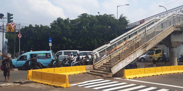 JPO Dewi Sartika membahayakan penyeberang karena salah satu tangga yang berada di tengah jalan, Cawang, Jakarta Timur, Senin (7/1/2019)