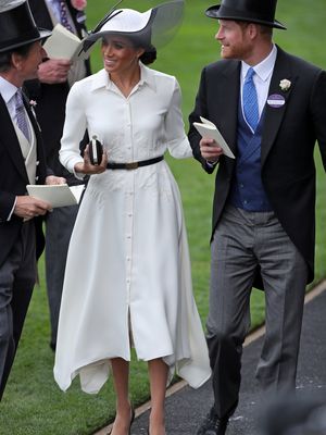 Pangeran Harry, Duke of Sussex, (R) dan istrinya Meghan markle, Duchess of Sussex saat menghadiri Royal Ascot di barat London, 19 Juni 2018. 
AFP PHOTO / Daniel LEAL-OLIVAS