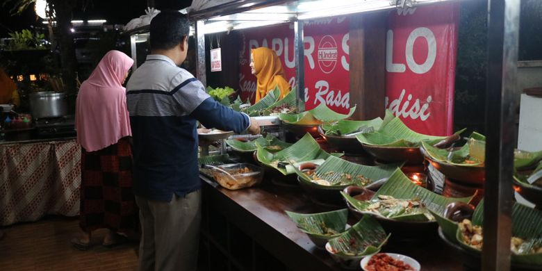 Suasana perasmanan Dapur Solo yang menyajikan makanan khas Jawa dan Solo.