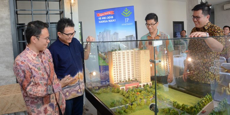 Chief Executive Officer (CEO) Greenwoods Group, Okie Imanto, bersama Andy K Natanael, Founder Projek dan Proviz menjelaskan proyek JP Apartment di lahan seluas 1,2 hektar di samping perumahan IPB II, Bogor. JP Apartment rencananya akan dibangun sebanyak 3 tower dan merangkum 1.500 unit. 