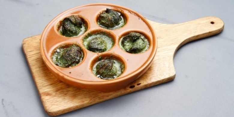 Escargot (760 yen). Dimasak dengan mentega bawang putih yang membuat harumnya sedap
