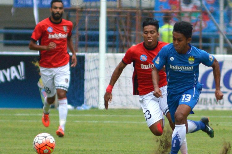 Penyerang sayap Persib, Febri Hariyadi, berlari melewati penjagaan pemain Bali United pada laga persahabatan di Stadion Gelora Bandung Lautan Api (GBLA), Sabtu (8/4/2017).