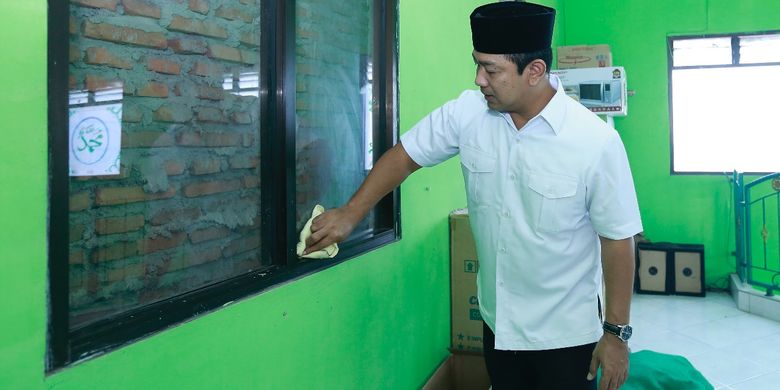 Pada Jumat (10/5/19), Jarik Masjid dimulai dari Masjid Baitussalam, Kampung Kentangan, Kelurahan Jagalan, Semarang Tengah. Hendi beserta Wakil Walikota pun turut gotong-royong membersihkan masjid.