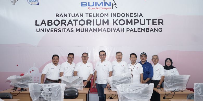 Foto 3: Rektor Universitas Muhammadiyah, Dr. Abid Djazuli, S.E., M.M (ketiga dari kiri) dan Direktur Human Capital Management Telkom Herdy Harman (ke empat dari kiri) menyerahkan bantuan Telkom Indonesia berupa laboratorium komputer di Universitas Muhammadiyah Palembang saat acara BUMN Goes to Campus, Selasa (23/4/2019).
