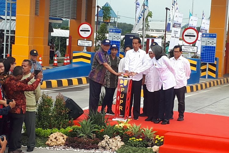 Jokowi meresmikan tol Paspro 31,3 km di gerbang Probolinggo timur Rabu (10/4/2019).