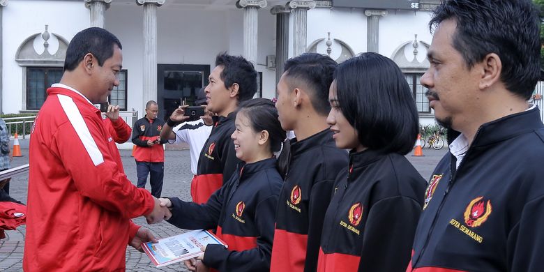 Wali kota Semarang, Hendrar Prihadi, di Balaikota Semarang, Rabu (13/3/2019). memberikan tali asih dengan jumlah total Rp 13,7 miliar, kepada para atlet dan pelatih yang telah membawa Semarang menjuarai PORPROV Jawa Tengah Tahun 2018.

