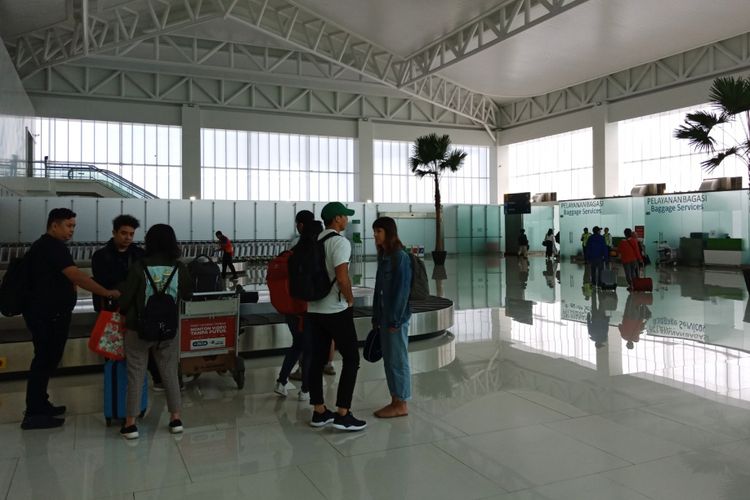 Pengambilan bagasi di terminal baru Bandara Ahmad Yani, Semarang, Kamis (19/7/2018).