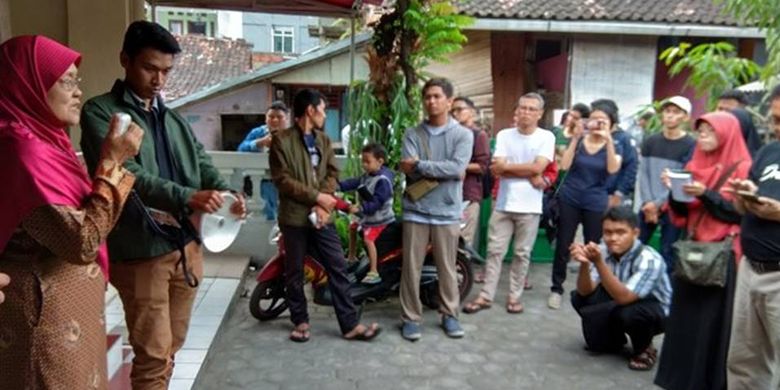 Peserta napak tilas sejarah Kampung Kauman Mangkunegaran, Minggu (10/6/2018), mengikuti kegiatan yang digagas oleh komunitas Solo Societeit.