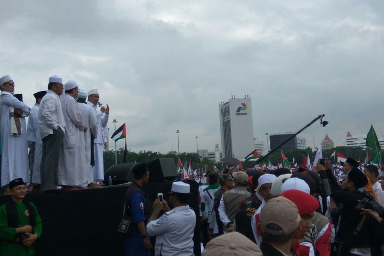 Tokoh-tokoh di atas panggung aksi bela Palestina. Menteri Agama Lukman Hakim Saifuddin turut menghadiri acara tersebut, di Monumen Nasional Jakarta Pusat, Minggu (17/12/2017).