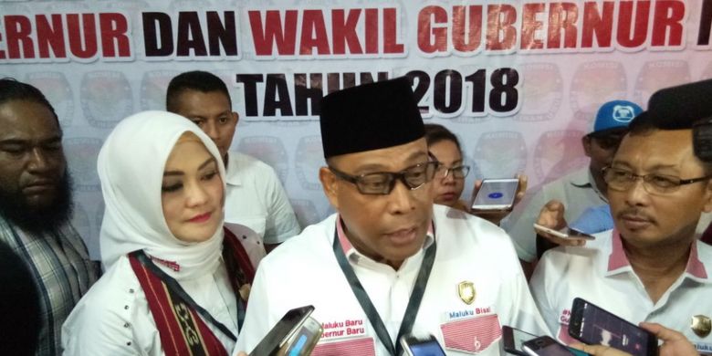 Bakal calon gubernur Maluku, Irjen Pol Murad Ismail didampingi pasangannya Barnabas Orno saat memberikan keternagan kepada waratwan usai mendaftar ke KPU Maluku, Rabu (10/1/2018)