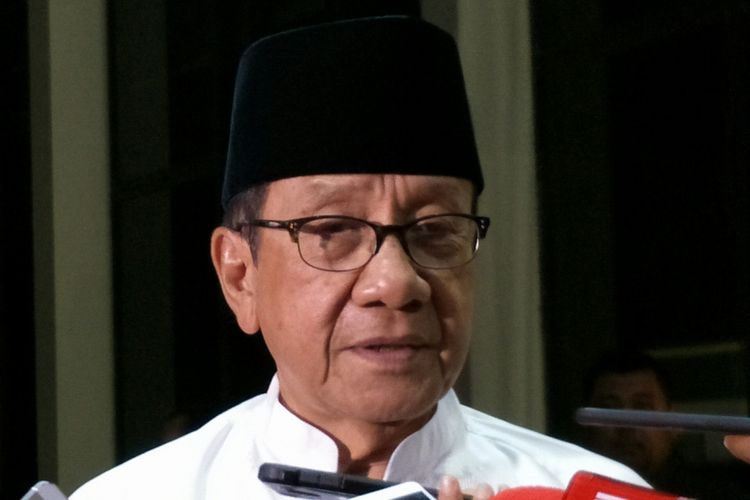 Wakil Ketua Dewan Kehormatan Partai Golkar Akbar Tanjung di Kantor DPP Golkar, Slipi, Jakarta, Rabu (28/2/2018)