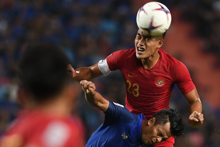 Pesepak bola Indonesia Hansamu Yama (atas) berebut bola dengan pesepak bola Thailand Nurul Sriyankem (bawah) dalam laga lanjutan Piala AFF 2018 di Stadion Nasional Rajamangala, Bangkok, Thailand, Sabtu (17/11/2018). 