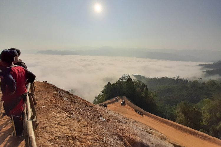 Pesona Negeri di Atas Awan di Desa Citorek Kidul, Kecamatan Cibeber, Kabupaten Lebak, Banten, Minggu (15/9/2019).