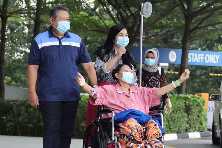 Ani Yudhoyono didampingi oleh Presiden keenam RI Susilo Bambang Yudhoyono dan menantunya Anissa Pohan saat keluar dari ruang perawatan di National Universtiy Hospital, Singapura, Kamis (16/5/2019).