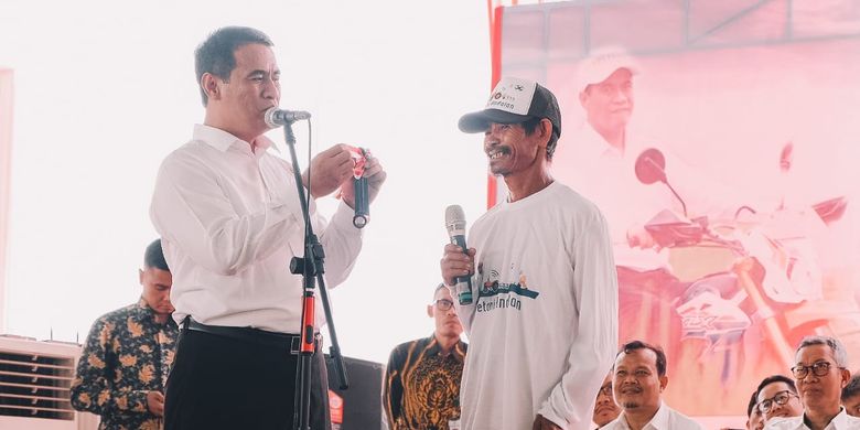 Menteri Pertanian Andi Amran Sulaiman, saat berbincang dengan salah satu petani di acara Apresiasi dan Sinkronisasi Program Kementerian Pertanian 2019 di Alun-alun Kabupaten Subang, Jawa Barat, Rabu (27/03/2019)