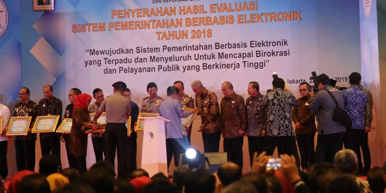 Wapres RI Jusuf Kalla menyerahkan penghargaan predikat sangat baik pada evaluasi Sistem Pemerintahan Berbasis Elektronik (SPBE) tahun 2018 kepada Gubernur Jawa Tengah (Jateng), di Hotel Bidakara, Jakarta, Kamis (28/3/2019).
