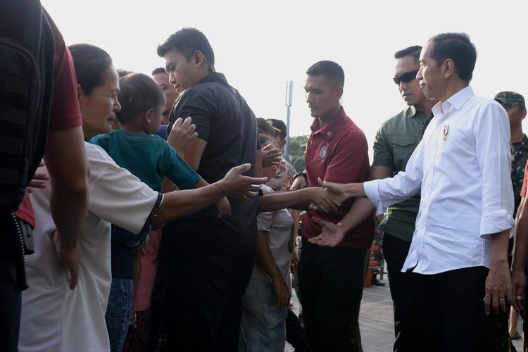 Presiden Joko Widodo, Selasa (4/6/2019) sore, membagikan paket sembilan bahan pokok (sembako) bagi masyarakat di Kelurahan Jembatan Besi, Kecamatan Tambora, Jakarta Barat. 