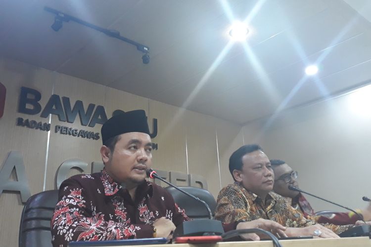 Konferensi pers di kantor Bawaslu, Jakarta Pusat, Selasa (16/4/2019).