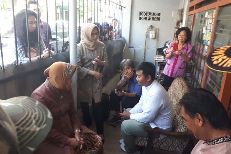 Wali Kota Surabaya Tri Rismaharini mendatangi rumah duka almarhum Bambang Catur Agus di Jalan Gubeng Kertajaya VII D nomor 43, Surabaya, sekaligus memberikan santunan, Rabu (8/5/2019).