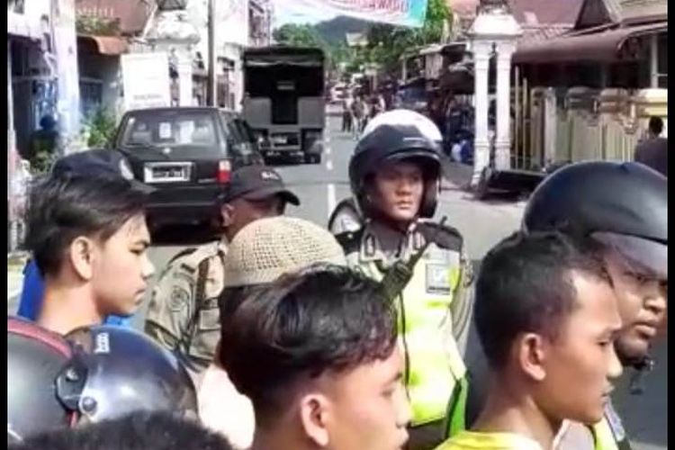 Ratusan personil gabungan TNI/Polri dikerahkan ke Jalan Cenderawasih Kota Sibolga, Sumatera Utara atau tepatnya di depan Masjid  Al Mukhlisin, diduga adanya suara mengelegar diduga ledakan bom di salah satu rumah warga