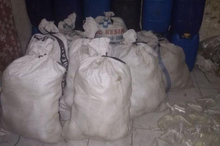 Aparat polisi Polsek Cisoka menyita 1.494 plastik ciu dari sebuah pabrik di Kampung Ancol Lebak, RT 15 RW 08, Desa Cikareo, Solear, Kabupaten Tangerang pada Rabu (12/9/2018) pukul 17.30 WIB. 