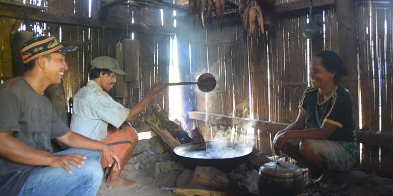 Seorang pengrajin masak Gola Kolang sedang menuangkan wae minse di kuali didampingi istrinya di Kampung Tado, Desa Ranggu, Kecamatan Kuwus Barat, Kabupaten Manggarai Barat, Flores Barat, Minggu (31/3/2019). Ini destinasi alternatif di luar Taman Nasional Komodo di Manggarai Barat. 