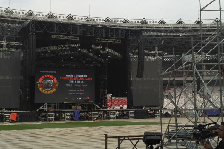 Pekerja memasang panggung konser grup band Guns N Roses di Stadion Utama GBK, Senayan, Jakarta Pusat, Selasa (6/11/2018).