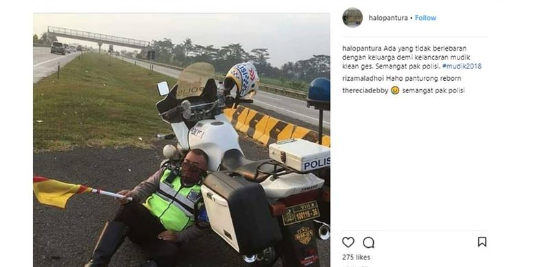 Seorang polisi tertidur karena kelelahan setelah bertugas mengatur atur mudik di Tol Cipali.