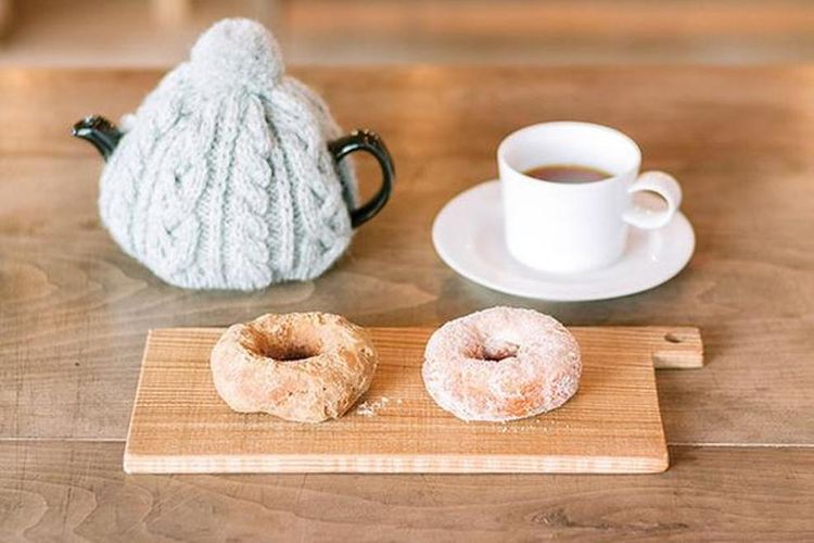 Donut Set (658 yen), Anda bisa pesan satu donat dan minuman. Anda bisa membelinya untuk dibawa pulang. 